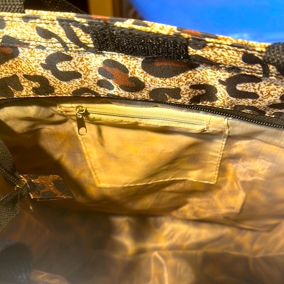 Chic Leopard Print Tote Zipper Closures with Change Purse - Picture 4 of 5